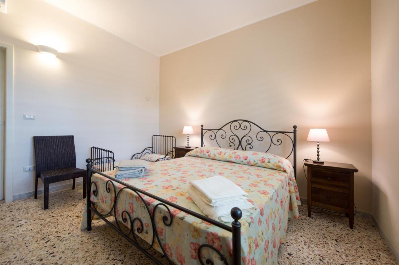 Parco Degli Aranci Bed & Breakfast Cutrofiano Luaran gambar